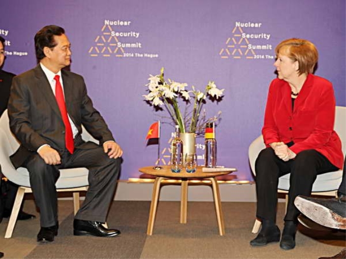 Thủ tướng Nguyễn Tấn Dũng gặp Thủ tướng Đức Angela Merkel bên lề Hội nghị. (Ảnh: Đức Tám/TTXVN)